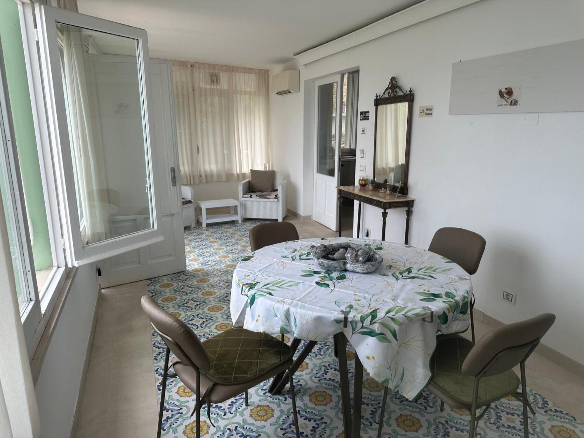 Secret Garden - Suites & Apartments Васто Екстериор снимка