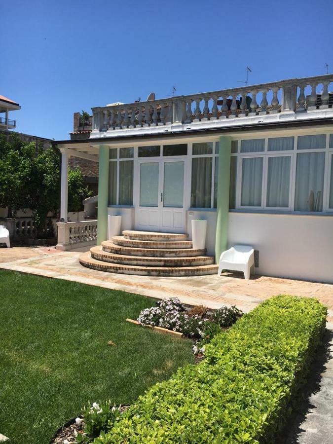 Secret Garden - Suites & Apartments Васто Екстериор снимка