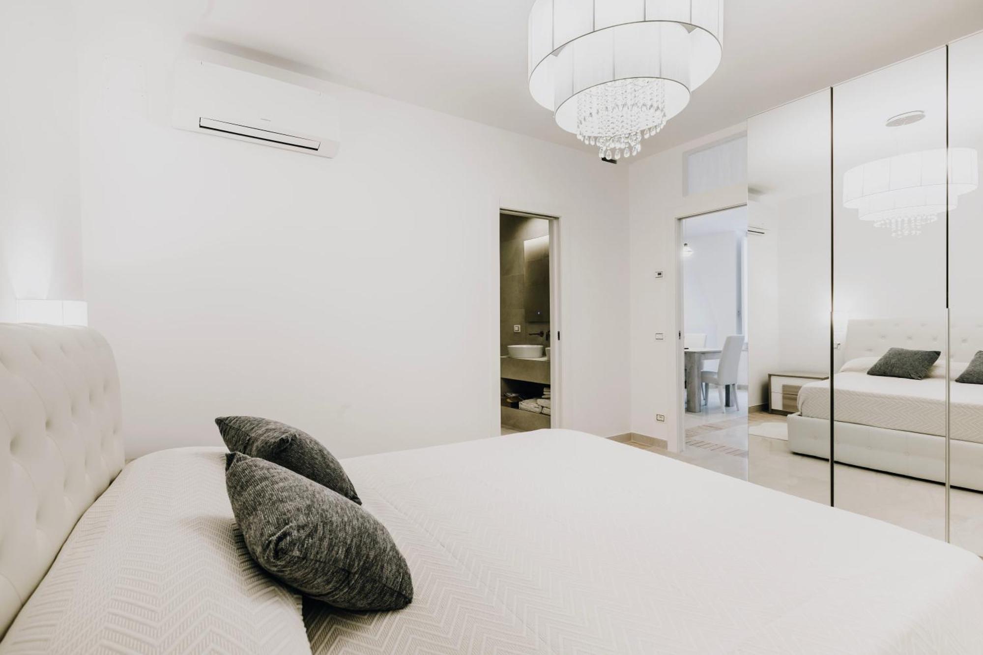 Secret Garden - Suites & Apartments Васто Екстериор снимка