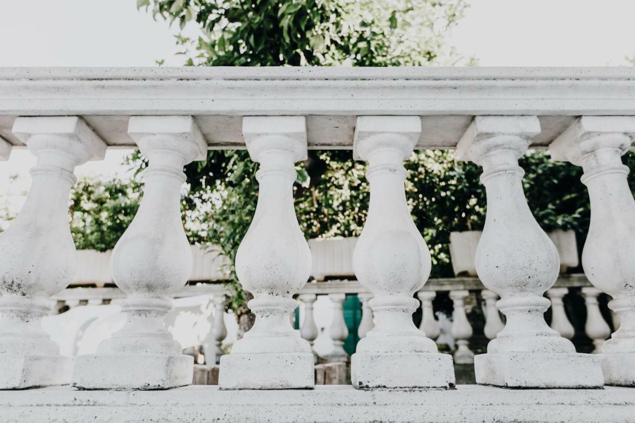 Secret Garden - Suites & Apartments Васто Екстериор снимка